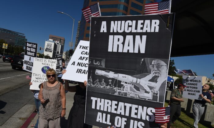 Los miembros del grupo 'Stand With Us' realizan una manifestación para pedir el rechazo del acuerdo nuclear propuesto por Irán fuera del Edificio Federal en Los Ángeles, EE.UU. el 26 de julio de 2015. (Mark Ralston/AFP vía Getty Images)