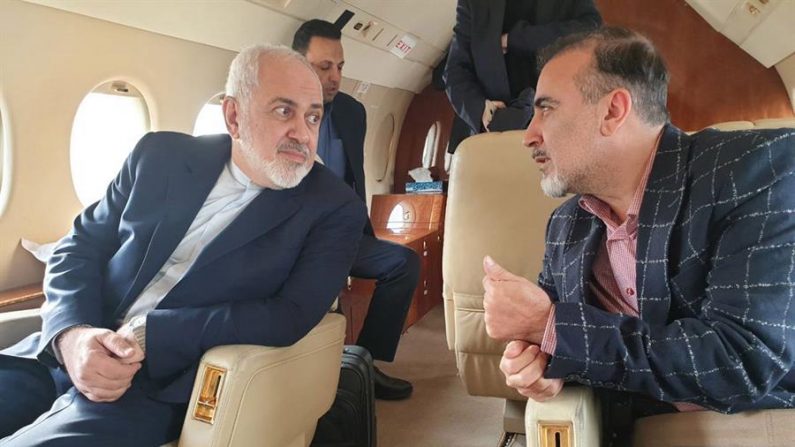 Não divulgada (Suíça), 12/12/2019. - Uma foto do folheto disponibilizada pela conta no Twitter do ministro iraniano das Relações Exteriores Mohammad Javad Zarif em 07 de dezembro de 2018 mostra Zarif (E) e o pesquisador iraniano Masoud Soleimani sentados dentro de um avião em um aeroporto não revelado na Suíça (EFE / EPA / MINISTÉRIO IRANIANO)