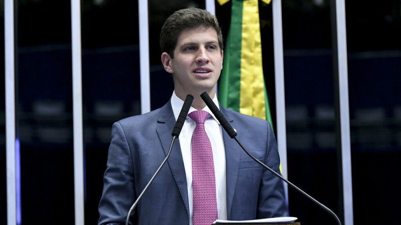 Em discurso, à tribuna, requerente da sessão, deputado João H. Campos (PSB-PE) (Foto: Geraldo Magela/Agência Senado)
