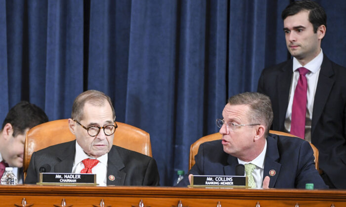 El representante Doug Collins (R-GA) y miembro de alto rango del Comité Judicial de la Cámara, (D) expresa su descontento con el Representante Jerrold Nadler, (D-NY) y presidente del Comité Judicial de la Cámara después de que retrasó abruptamente la votación hasta el viernes durante un marcado del Comité Judicial de la Cámara de artículos de juicio político contra el presidente Donald Trump en el edificio de oficinas de Longworth House en Washington, el 12 de diciembre de 2019. (Jonathan Newton / Pool / Getty Images)