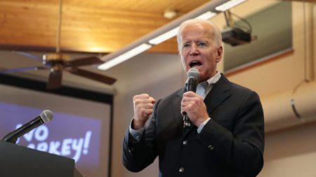 Joe Biden dice que el hombre de Iowa es un «mentiroso» después del comentario sobre su hijo Hunter