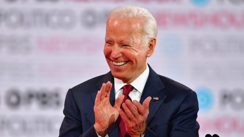 El aspirante a la presidencia demócrata, el exvicepresidente Joe Biden, ríe durante el sexto debate de las primarias demócratas de la temporada de la campaña presidencial de 2020 en la Universidad Loyola Marymount de Los Ángeles, California, el 19 de diciembre de 2019. (Frederic J. Brown/AFP vía Getty Images)