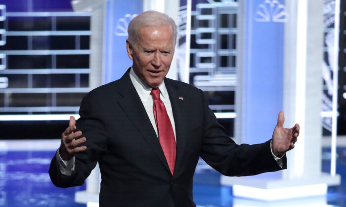 El ex vicepresidente Joe Biden saluda a la audiencia después del debate presidencial demócrata en los estudios Tyler Perry en Atlanta, Georgia, el 20 de noviembre de 2019. (Alex Wong/Getty Images)