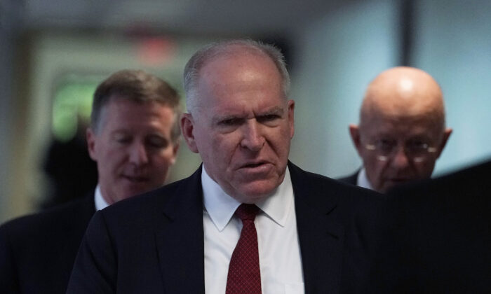 El exdirector de la CIA John Brennan (segundo desde la izquierda) y el exdirector de Inteligencia Nacional James Clapper llegan a una audiencia cerrada ante el Comité de Inteligencia del Senado (Select) en el Capitolio en Washington el 16 de mayo de 2018. (Alex Wong/Getty Images)