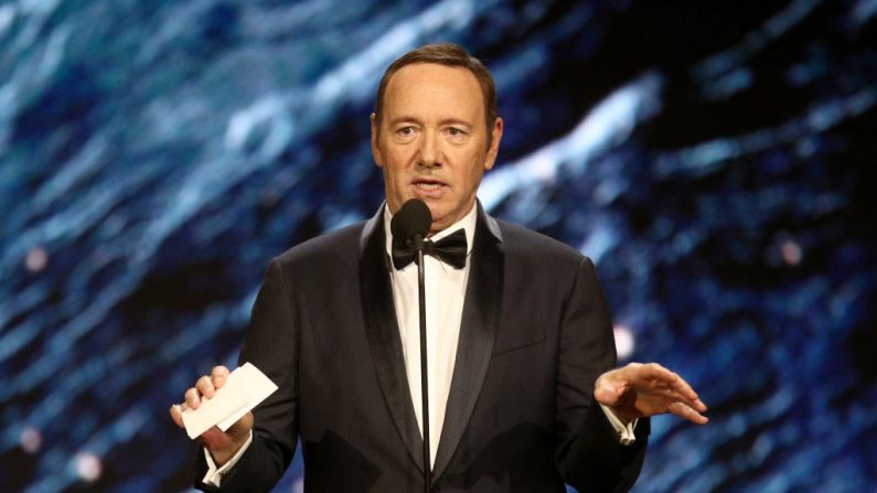 Kevin Spacey presenta el Premio Britannia a la Excelencia en Televisión en los Premios Britannia 2017 de la AMD en Beverly Hills (California) el 27 de octubre de 2017. (Frederick M. Brown/Getty Images)