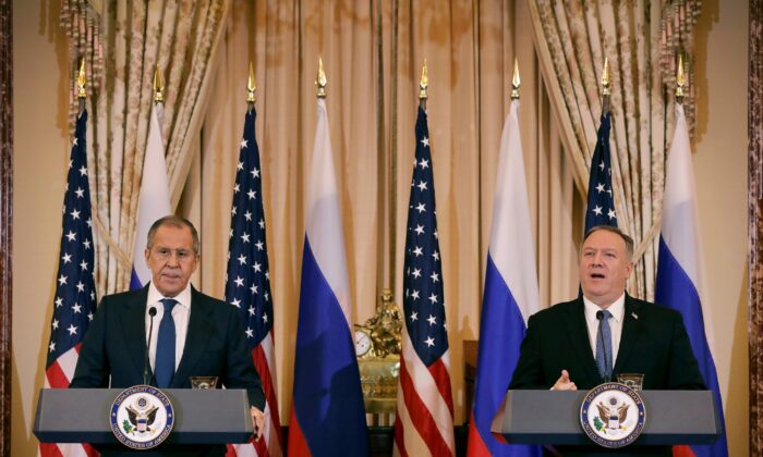 El canciller ruso, Sergey Lavrov, a la izquierda, y el secretario de Estado de los Estados Unidos, Mike Pompeo, celebran una conferencia de prensa conjunta en la Sala Franklin del Departamento de Estado en Washington el 10 de diciembre de 2019. (Chip Somodevilla / Getty Images)