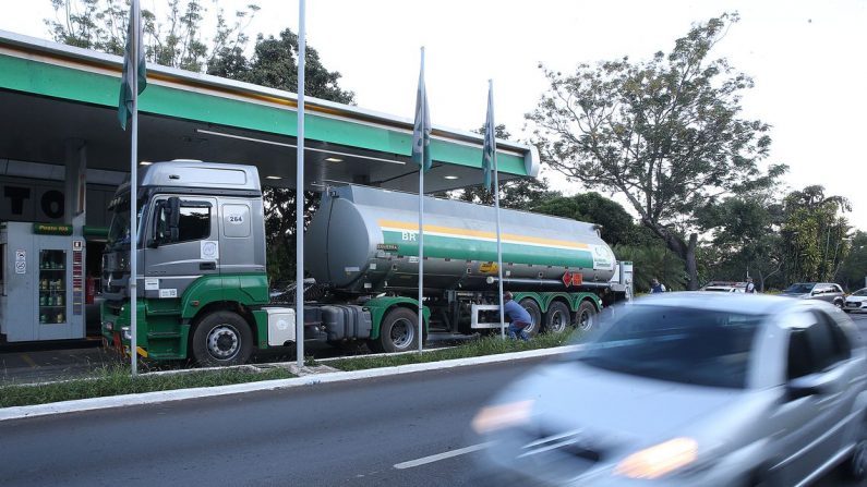 Caminhão-tanque abastece posto de combustível no Plano Piloto, região central da capital (Marcello Casal jr/Agência Brasil)