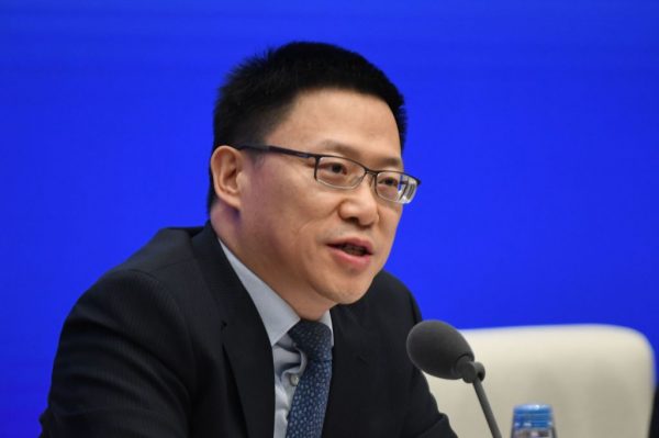 Vice-ministro das Finanças, Liao Min, fala durante coletiva de imprensa no Gabinete de Informação do Conselho de Estado em Pequim, em 13 de dezembro de 2019 (Noel Celis / AFP via Getty Images)