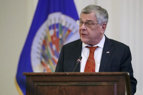 Michael Kozak, alto funcionário do Departamento de Estado dos EUA, fala durante uma reunião da Organização dos Estados Americanos sobre corrupção estatal e violações de direitos humanos na Venezuela, na sede da organização, em 1º de março de 2019 (Chip Somodevilla / Getty Images)