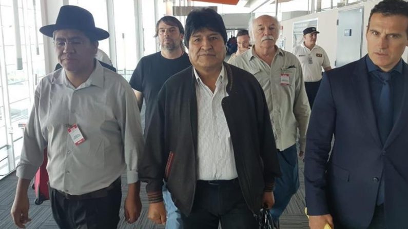 Imagem cedida pelo secretário de Comunicação da CTA dos trabalhadores da Argentina Carlos Girotti, que mostra o ex-presidente boliviano Evo Morales (centro) ao chegar ao aeroporto internacional de Ezeiza nesta quinta-feira, na província de Buenos Aires (Argentina) (EFE / Carlos Girotti)