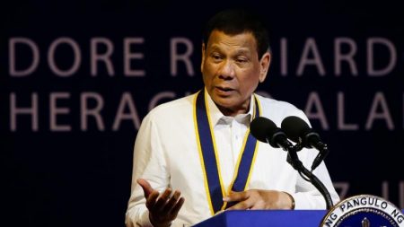 Filipinas barra entrada de dois senadores dos EUA e considera novas regras de visto