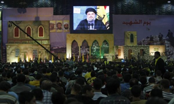 Apoiadores do grupo terrorista Hezbollah ouvem o líder Hassan Nasrallah em um discurso televisionado no subúrbio do sul de Beirute em 11 de novembro de 2008 (RAMZI HAIDAR / AFP / Getty Images)