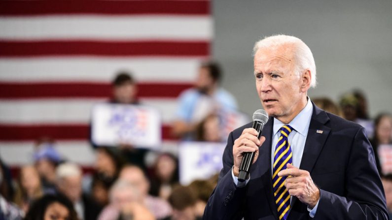 Ex-vice-presidente democrata Joe Biden fala ao público em Greenwood, Carolina do Sul, em 21 de novembro de 2019 (Sean Rayford / Getty Images)