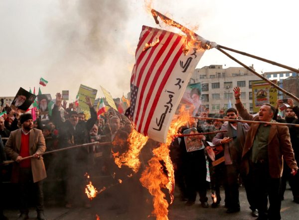 Manifestantes iranianos pró-governo queimam bandeira americana improvisada em Teerã em 25 de novembro de 2019 (Atta Kenare / AFP via Getty Images)