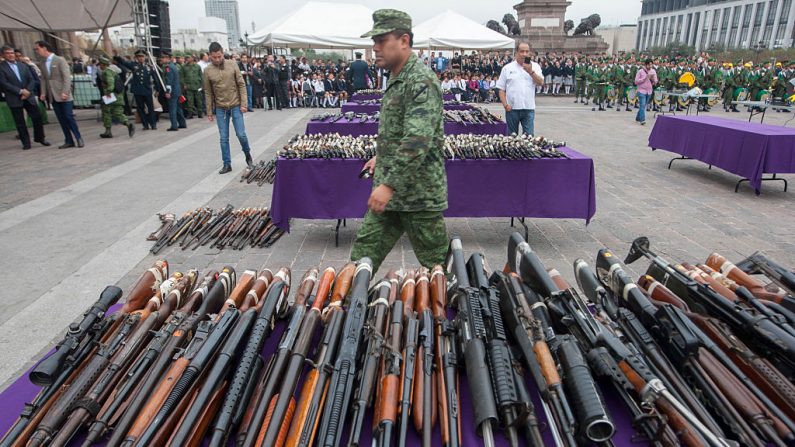 Variedade de armas das mais de cinco mil apreendidas pelo exército mexicano de traficantes de drogas nos estados de Tamaulipas e San Luis Potosí, em Monterrey, México, em 17 de janeiro de 2017 (JULIO CESAR AGUILAR / AFP via Getty Images )