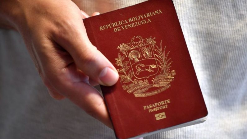 Cidadão venezuelano mostra seu passaporte em Montevidéu em 17 de agosto de 2018 (STF / AFP / Getty Images)