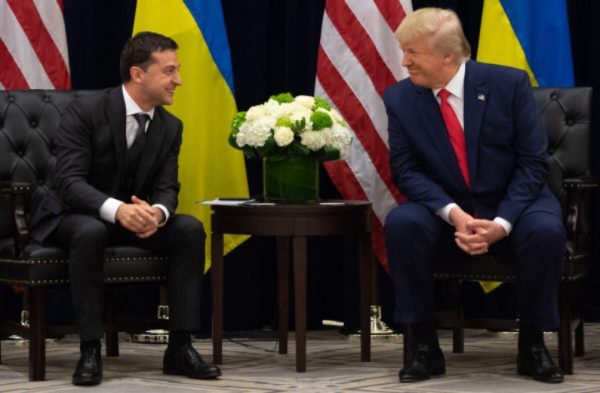 Presidente Donald Trump (dir.) e o presidente ucraniano, Volodymyr Zelensky, conversam durante uma reunião em Nova Iorque em 25 de setembro de 2019 (Saul Loeb / AFP via Getty Images)