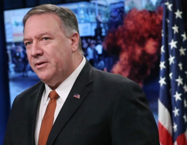 Secretário de Estado Mike Pompeo fala com a mídia na sala de reuniões do Departamento de Estado em Washington em 26 de novembro de 2019 (Mark Wilson / Getty Images)