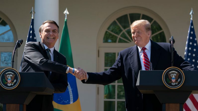 Presidente dos EUA, Donald Trump (dir.), e o presidente do Brasil, Jair Bolsonaro, participam de uma coletiva de imprensa conjunta no Rose Garden da Casa Branca em 19 de março de 2019 em Washington, DC. Trump recebeu Bolsonaro para uma visita e conversações bilaterais na Casa Branca (Chris Kleponis-Pool / Getty Images)