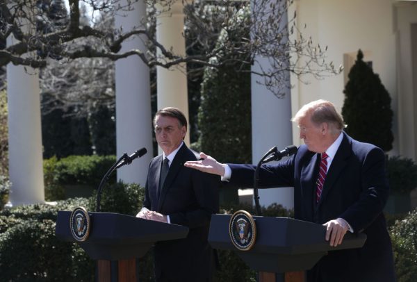 Presidente dos Estados Unidos, Donald Trump (dir.), e o presidente do Brasil, Jair Bolsonaro, conversam a fim de fortalecer as relações bilaterais durante uma reunião na Casa Branca (Alex Wong / Getty Images)