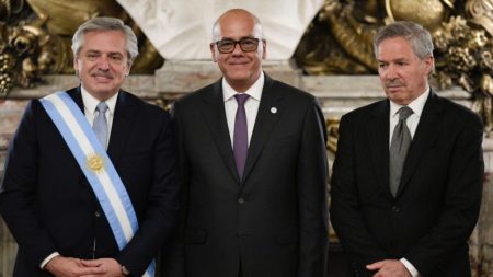 Alberto Fernández torna sem efeito sanções da Argentina contra chavismo