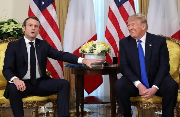 Presidente Donald Trump e o presidente francês Emmanuel Macron conversam durante reunião na Winfield House, em Londres, em 3 de dezembro de 2019 (Ludovic Marin / AFP via Getty Images)