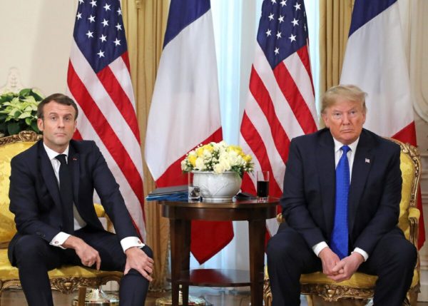 Presidente Donald Trump e o presidente francês Emmanuel Macron conversam durante reunião na Winfield House, em Londres, em 3 de dezembro de 2019 (Ludovic Marin / AFP via Getty Images)