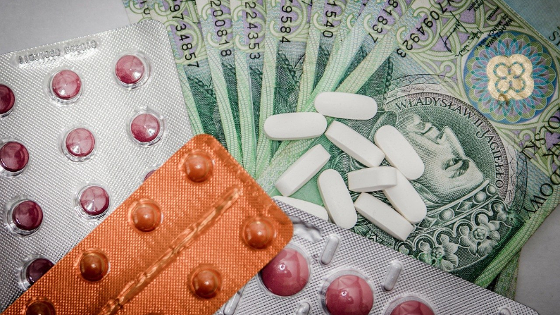 La industria afirma que los precios de seis o siete dígitos de los nuevos medicamentos que está lanzando reflejan "investigación", pero son ampliamente vistos como oportunistas. (jarmoluk/Pixabay)