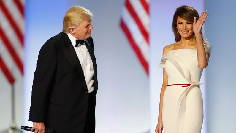 El presidente Donald Trump presenta a la primera dama Melania Trump en el Baile Inaugural de la Libertad en el Centro de Convenciones de Washington el 20 de enero de 2017. (Aaron P. Bernstein/Getty Images)