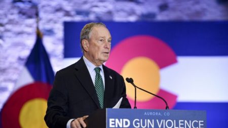 Plan de seguridad de armas de Bloomberg requerirá permisos para comprarlas y vetará armas de asalto