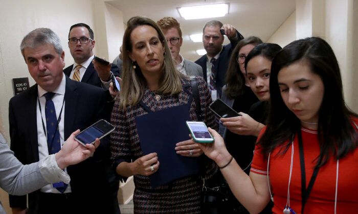 La representante Mikie Sherrill (D-N.J.) habla con los periodistas en Washington el 24 de septiembre de 2019. (Win McNamee/Getty Images)