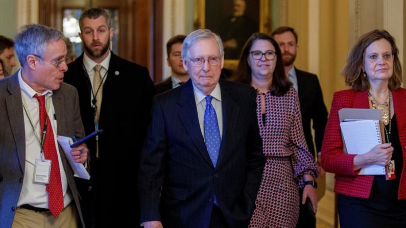 O líder da maioria no Senado, Mitch McConnell (C), caminha para seu escritório depois de fazer comentários no Senado no Capitólio dos EUA em Washington, DC, EUA, em 19 de dezembro de 2019 (EFE / EPA / SHAWN THEW)