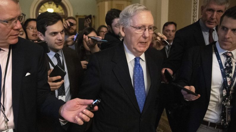 El líder de la mayoría del Senado Mitch McConnell (R-Ky.) es rodeado por periodistas mientras camina de regreso a su oficina en el Capitolio de Estados Unidos en Washington el 19 de diciembre de 2019. (Somodevilla/Getty Images)