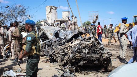 Atentado com carro-bomba deixa 92 mortos e 128 feridos em Mogadíscio