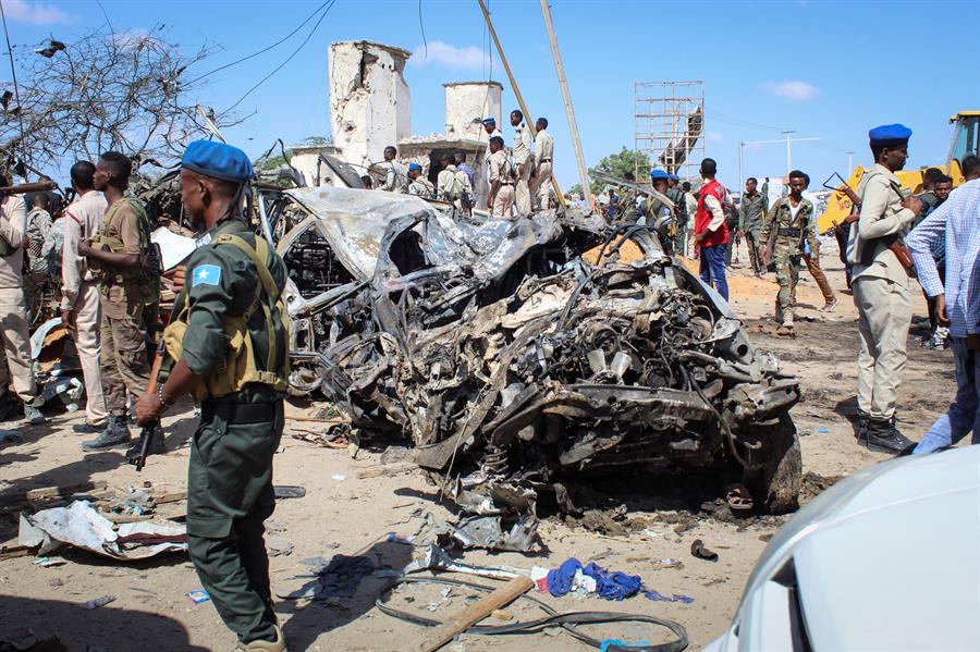 Atentado com carro-bomba deixa 92 mortos e 128 feridos em Mogadíscio