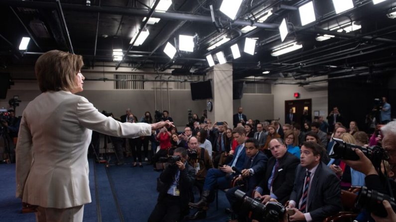 La presidenta de la Cámara de Representantes, Nancy Pelosi, da su conferencia de prensa semanal en el Capitolio en Washington el 5 de diciembre de 2019. (Foto de Saul Loeb/AFP vía Getty Images)