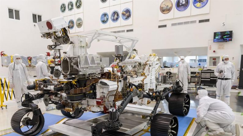 Foto cedida pela NASA e datada de 17 de dezembro de 2019 mostra alguns engenheiros trabalhando durante o primeiro teste de condução do Mars 2020 Rover no Laboratório de Propulsão a Jato da NASA em Pasadena, Califórnia (EFE / J. Krohn / NASA / JPL-Caltech)