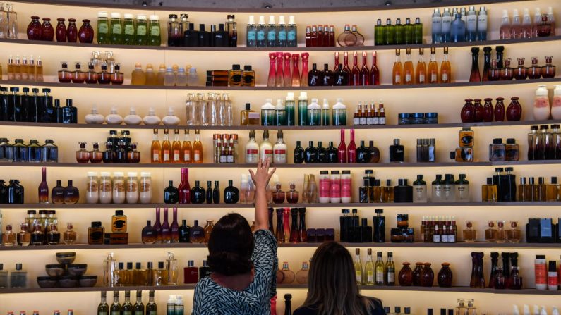 As mulheres olham para produtos cosméticos em exposição na fábrica da empresa brasileira de cosméticos Natura, em Cajamar, a cerca de 43 km de São Paulo, Brasil em 26 de agosto de 2019. - A brasileira Natura está prestes a se tornar a quarta maior empresa de cosméticos do mundo, com uma imagem de respeito à biodiversidade e aos estilos de beleza "livres de estereótipos", garantiu o CEO (Foto por NELSON ALMEIDA / AFP via Getty Images)