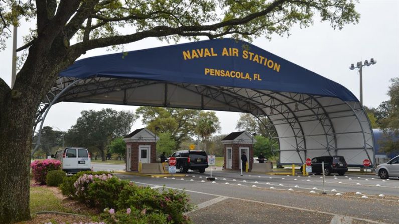 Foto de arquivo sem data, cortesia do escritório de informações da Marinha, mostrando a entrada principal da base de aeronaves em Pensacola (EUA) (EFE / Patrick Nichols Navy Information Office)