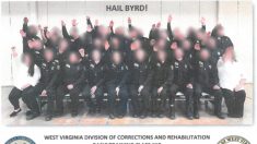 Clase completa de oficiales de correccionales en Virginia Occidental despedida por foto de saludo nazi