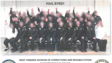 Clase completa de oficiales de correccionales en Virginia Occidental despedida por foto de saludo nazi