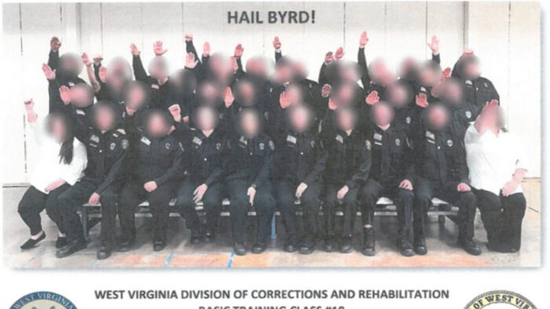 La foto de la clase que muestra a los miembros de la clase de entrenamiento básico con las manos extendidas en lo que parece ser un saludo nazi. Se titula "Hail Byrd" en referencia a una instructora apellidada Byrd. (Departamento de Asuntos Militares y Seguridad Pública de Virginia Occidental)