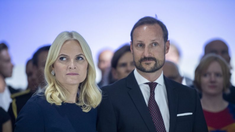 El príncipe heredero Haakon y la princesa heredera Mette-Marit de Noruega visitan una exposición en Frankfurt, Alemania, el 15 de octubre de 2019. (Thomas Lohnes/Getty Images)