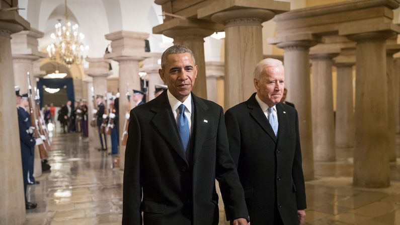 El entonces presidente Barack Obama y el vicepresidente Joe Biden caminan por el Capitolio para la ceremonia de inauguración de Donald Trump, en Washington, el 20 de enero de 2017. (J. Scott Applewhite - Pool/Getty Images)