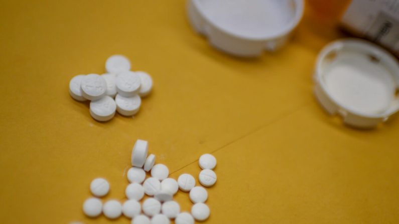 La imagen de esta ilustración muestra tabletas de analgésico opioide Oxycodon entregadas con receta médica tomadas en Washington el 18 de septiembre de 2019. (Eric Baradat/AFP/Getty Images)