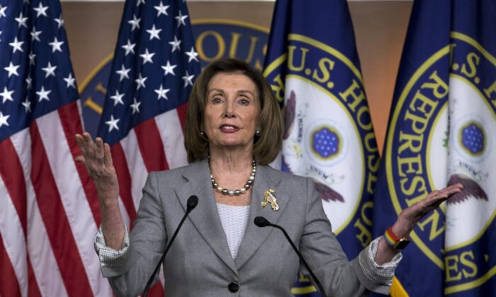 La presidenta de la Cámara de Representantes, Nancy Pelosi (D-Calif.), habla durante su conferencia de prensa semanal en el Capitolio en Washington el 12 de diciembre de 2019. (José Luis Magana/AP Photo)