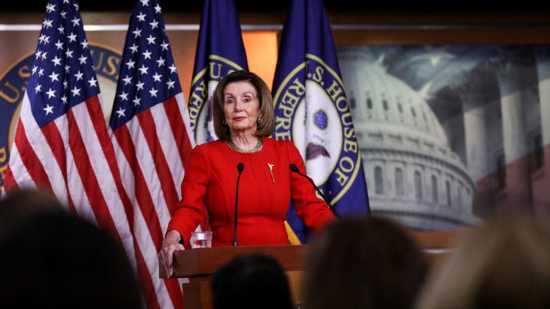 La presidenta de la Cámara de Representantes, Nancy Pelosi (D- Calif.), habla a los medios en el Capitolio en Washington el 19 de diciembre de 2019. (Charlotte Cuthbertson/The Epoch Times)