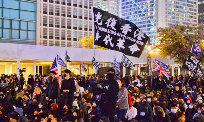 Los manifestantes participan en una manifestación para apoyar a la Spark Alliance en una manifestación en Edinburgh Place en Hong Kong el 23 de diciembre de 2019. (Sung Pi-lung / The Epoch Times)
