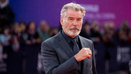 Pierce Brosnan elogia la «muy buena» economía de Trump