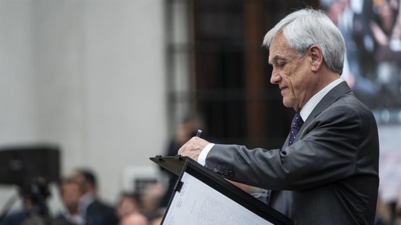 Cortesia da fotografia da Presidência do Chile mostrando o presidente chileno, Sebastián Piñera, que promulga nesta segunda-feira, 23 de dezembro, no Palácio de La Moneda, em Santiago (EFE / Cortesia da fotografia da Presidência do Chile)
